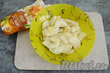 Очищенный лук нарезать на достаточно тонкие полукружочки.