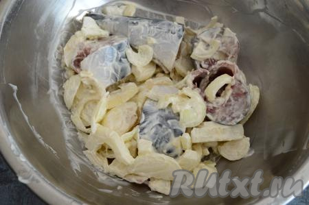 Переложить кусочки скумбрии к луку, смешанному с майонезом, тщательно перемешать, обмазывая рыбку майонезом со всех сторон. Накрыть миску и отправить на 30 минут в холодильник, чтобы лук и скумбрия смогли как следуют промариноваться в майонезе.