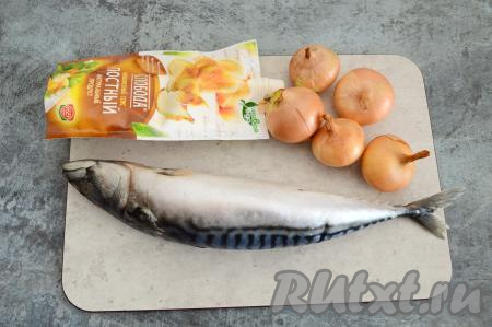 Подготовить продукты для приготовления скумбрии с луком в майонезе в духовке. Заранее разморозить скумбрию. Я для этого блюда взяла 5 небольших луковиц, после очистки от шелухи у меня получилось 170 грамм очищенного лука.
