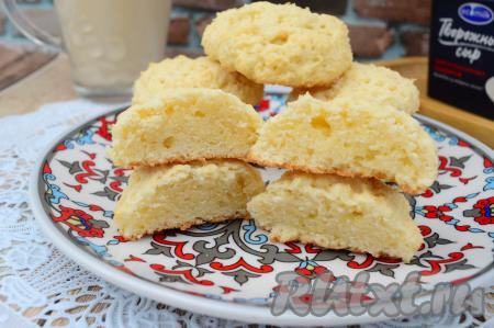 Посмотрите, каким получается в разрезе печенье, замешанное с добавлением творожного сыра. Оно остаётся мягким и на следующий день.