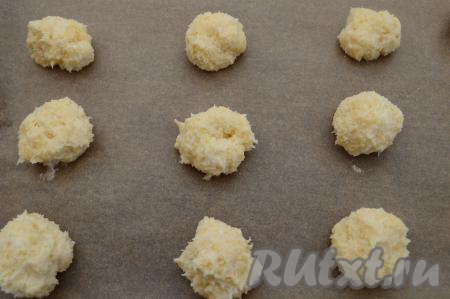 Руками сформировать круглые заготовки печенья размером с грецкий орех (у меня получилось 16 штук) и на небольшом расстоянии друг от друга выложить их на противень, застеленный пергаментом.