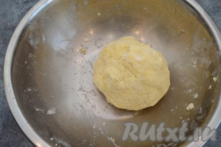 Руками замесить песочное тесто, оно достаточно легко соберётся в ком, долго вымешивать его не нужно. Тесто будет слегка липнуть к рукам, но не нужно дополнительно всыпать муку.