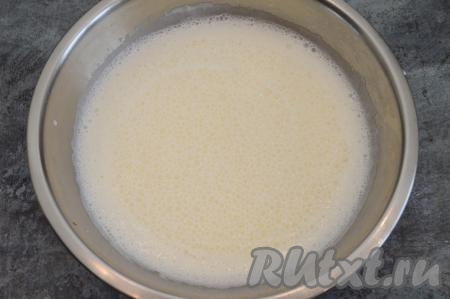 В запенившийся кефир всыпать сахар и соль, добавить сырое яйцо, перемешать массу венчиком. Она хорошо запенится и будет вся покрыта симпатичными пузырьками.