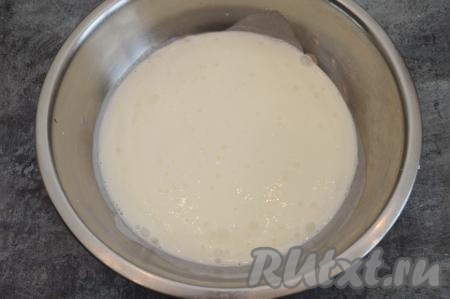 Тёплый кефир влить в глубокую миску. Всыпать к кефиру соду и перемешать. Оставить на 4-5 минут. Кефир запенится и увеличится в объёме.