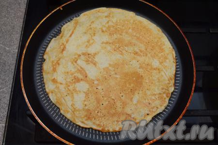 Затем блин перевернуть (переворачивается он очень легко) и продолжать обжаривать до золотистого цвета с другой стороны. Готовый аппетитный блинчик переложить на тарелку. Постепенно, периодически перемешивая тесто, чтобы оно не застаивалось, пожарить все блины. 