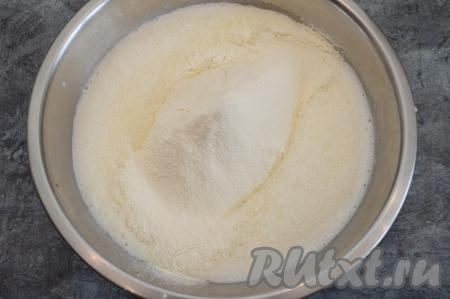 В получившуюся кефирную смесь всыпать просеянную муку.