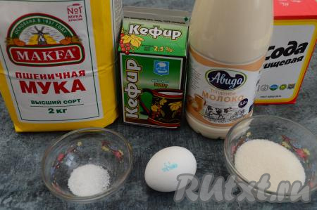 Подготовьте продукты для приготовления заварных блинов на кефире и молоке с дырочками. Кефир следует заранее прогреть до тёплого состояния (примерно градусов до 40). Я подогреваю кефир в микроволновке в течение 30 секунд, затем перемешиваю и ставлю прогреться в микроволновку ещё секунд на 30, перемешиваю и снова ставлю в микроволновку на 30 секунд (обычно в общей сложности на подогрев в зависимости от мощности микроволновки требуется от 1,5 до 2 минут). Можно подогреть и на плите на небольшом огне, постоянно, помешивая, чтобы кефир не свернулся.