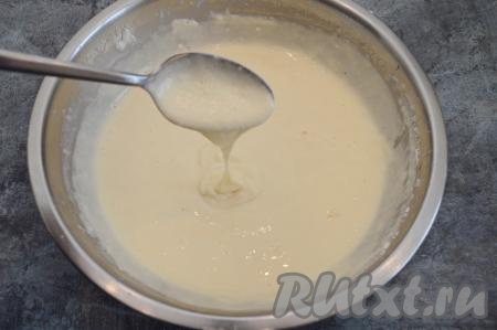 Аккуратно столовой ложкой (или венчиком) перемешать получившуюся массу, замешивая блинное тесто. Оно будет достаточно тягучим, напоминающим по консистенции густой кефир. Тесто с ложки будет стекать лентой.
