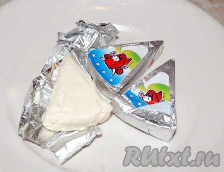 Сырки плавленные освободить от упаковки и положить в кастрюлю, тщательно и быстро размешав, чтобы они равномерно растворились в супе.