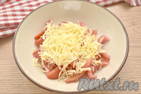 К помидорам добавляем натёртый на крупной тёрке сыр.