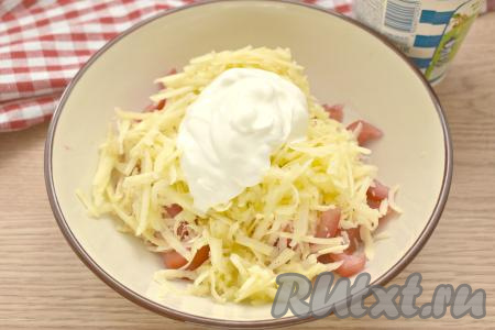 Салат из помидоров, яблока, сыра и чеснока заправляем сметаной (или майонезом).