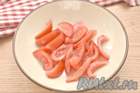 Помидоры моем, нарезаем на небольшие ломтики, удаляя семена и сок, затем перекладываем в салатник.