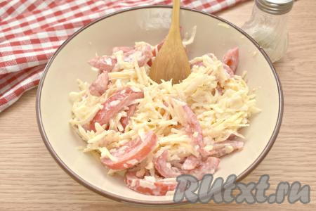 Перемешиваем салат "Наргиз", пробуем на вкус, если нужно, подсаливаем (если сыр достаточно солёный, соль может не понадобиться).