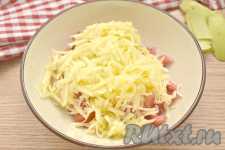 Яблоко (лучше взять с кислинкой), очищенное от кожуры, натираем на крупной тёрке, удаляя семенную коробку, и перекладываем в салат из сыра и помидоров.