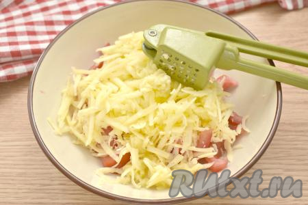 Сюда же добавляем пропущенный через пресс (или натёртый на мелкой тёрке) чеснок.