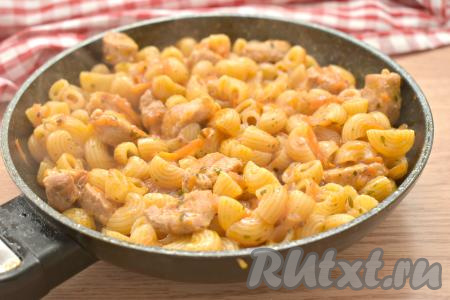 Готовим под крышкой макароны со свининой в томатном соусе примерно 10 минут (ориентируйтесь на сорт макаронных изделий, которые вы готовите, макароны должны стать достаточно мягкими, но они не должны перевариться). За это время несколько раз блюдо можно перемешать.
