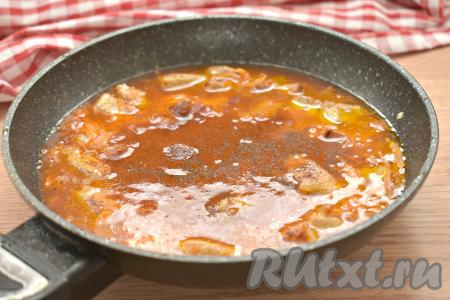 В отдельную ёмкость выкладывает томатную пасту, вливаем 200 миллилитров воды, тщательно перемешиваем и выливаем получившийся томатный соус в сковороду со свининой и овощами, солим, сдабриваем молотыми специями (у меня - чёрный молотый перец и паприка), перемешиваем. Доводим соус до кипения, убавляем огонь и тушим мясо с овощами под крышкой минут 10-15.