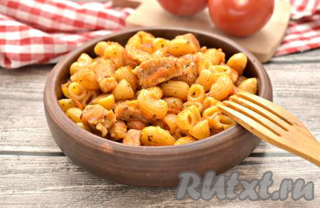 Аппетитные макароны с мягкой свининой и томатным соусом раскладываем со сковороды по тарелкам и в горячем виде подаём сытное, очень вкусное блюдо к столу.