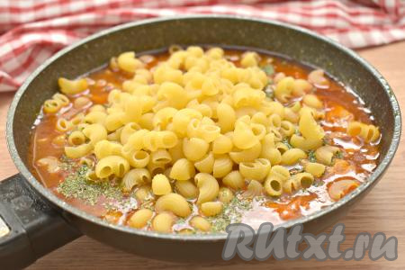 Насыпаем макароны любой формы, перемешиваем.