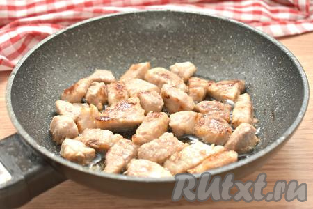 На сковороде разогреваем растительное масло. Выкладываем нарезанную свинину и, периодически перемешивая, обжариваем на среднем огне до появления румяной корочки на кусочках. Мне на обжаривание потребовалось 10 минут.