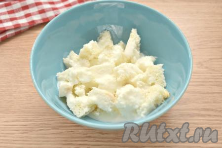 Отрезаем корочки у ломтиков батона. Разламываем батон на кусочки, перекладываем их в миску и заливаем кефиром. Прижимаем руками батон, чтобы хлебный мякиш был полностью погружён в кефир, оставляем на 3-4 минуты.