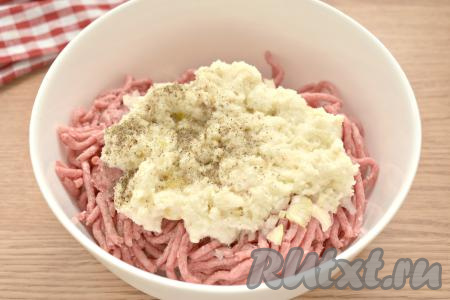 Перекладываем к фаршу хлебный мякиш (отжимать его от кефира не нужно). Содержимое миски солим, перчим. Можно добавить свои любимые специи или приправы.