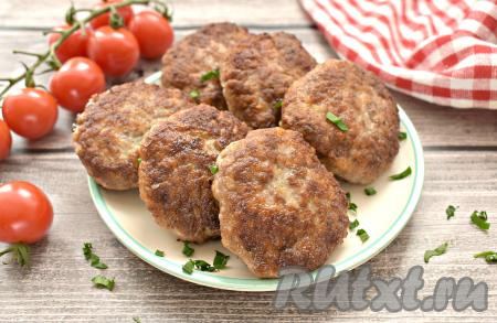 Домашние котлеты, приготовленные из фарша с добавлением кефира, получились очень вкусными, нежными и сочными.
