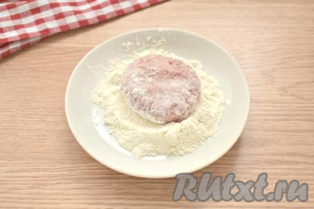 Формируем из фарша круглые заготовки котлет (у меня получилось 9 штук) и обваливаем их в муке со всех сторон.