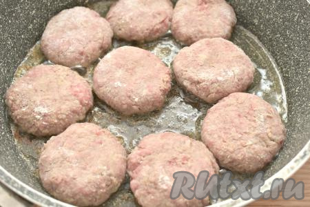 Разогреваем на сковороде растительное масло. Выкладываем котлеты и на среднем огне жарим 5 минут.