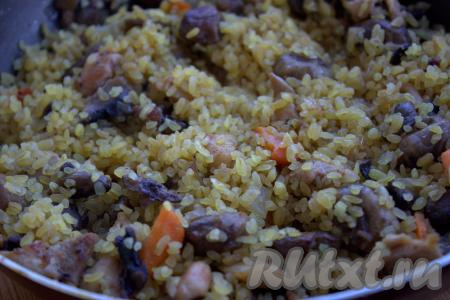 К курице, обжаренной с овощами и грибами, добавить булгур, перемешать и обжаривать, постоянно помешивая, 1-2 минуты, посолить, приправить специями по вкусу.