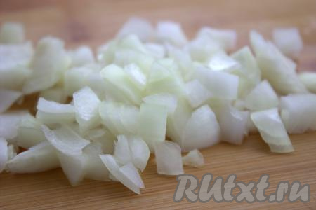 Мелко нарезать очищенный лук.&nbsp;