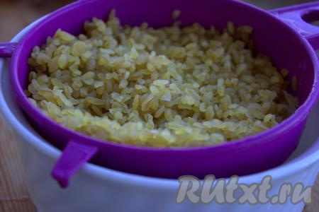 Булгур промыть под проточной водой несколько раз. Откинуть булгур на сито, чтобы с крупы стекла лишняя вода.