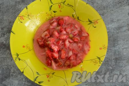 Перемешать клубнику с крахмалом и сахаром.