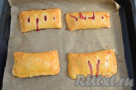 Выпекать слойки с клубникой в разогретой до 180 градусов духовке минут 20-25 (до золотистого оттенка). Во время выпечки из надрезов может вытечь незначительная часть начинки - это нормально.