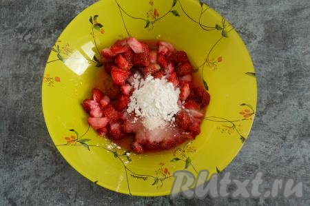 Не полностью размороженную клубнику нарезать на средние кусочки (мелко нарезать не нужно), переложить в глубокую тарелку, добавить сахар и крахмал (в процессе выпечки, благодаря крахмалу, клубничный сок не "размочит" слоёное тесто). У меня клубника не очень сладкая, поэтому я добавила 3 чайных ложки сахара и слойки получились в меру сладкими. Если же у вас клубника очень сладкая, регулируйте количество сахара по своему вкусу.