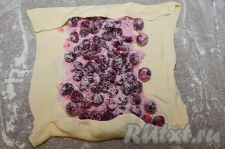 Два более коротких края теста подвернуть на начинку, как на фото.