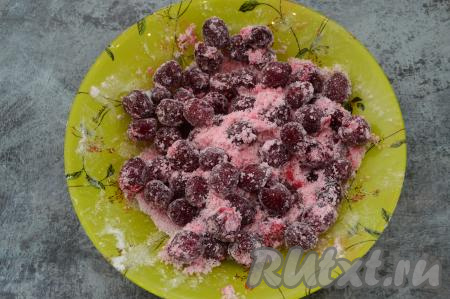 Вишню замороженную (или свежую) соединить с сахаром и крахмалом, перемешать и начинка для рулета готова. Благодаря добавлению крахмала в начинку, вишня не размочит слоёное тесто.