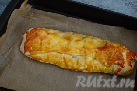 Рулет с вишней выпекать в разогретой духовке минут 35-40 (до золотистости слоёного теста) при температуре 180 градусов.