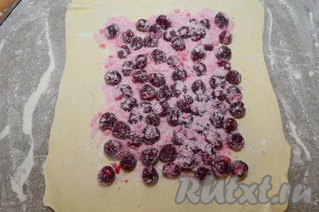 Разложить на тесто вишнёвую начинку, отступив от краёв 3-4 сантиметра.