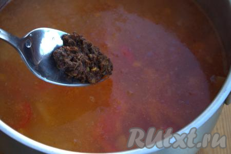 Влить в кастрюлю воду (я добавила тёплую кипячёную воду), посолить, приправить специями по вкусу (я добавила кавказскую аджику), дать закипеть.