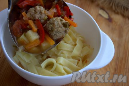 В порционные тарелки выложить часть отваренной лапши, влить бульон с фрикадельками и овощами.