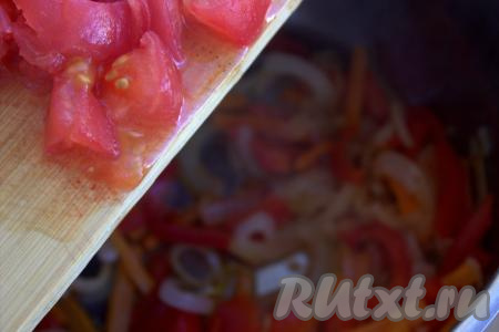 К морковке, перцу и луку сразу же добавить нарезанный помидор, ещё раз хорошо перемешать и обжаривать овощи минут 5, не забывая помешивать.