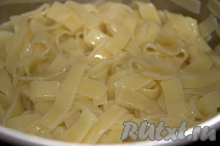 В отдельной посуде вскипятить воду, в которой будет вариться лапша для лагмана (в соотношении 100 грамм лапши на 1 литр воды), подсолить. В закипевшую подсоленную воду выложить лапшу, после закипания уменьшить огонь и варить в течение времени, указанного на упаковке макаронных изделий, которые вы готовите (обычно на варку требуется минут 6-7 минут), иногда перемешивая. Отваренную лапшу для лагмана откинуть на дуршлаг, добавить сливочное масло и хорошо перемешать.