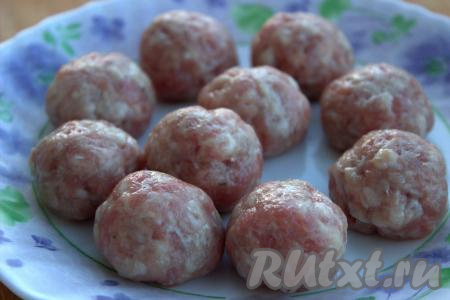 Фарш для формирования фрикаделек можно взять покупной или приготовить в домашних условиях, пропустив через мясорубку кусочки мяса. Фарш посолить, приправить по вкусу, хорошо его перемешать, а затем отбить несколько раз (то есть нужно взять фарш в руки и бросить в миску, повторяя эту процедуру несколько раз). Благодаря отбиванию, повысится клейкость фарша и фрикадельки будут лучше держать форму. Мокрыми руками из фарша сформировать небольшие шарики (фрикадельки) размером с грецкий орех. Отставить их пока в сторону.
