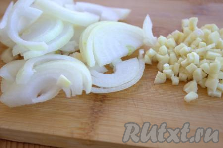 Морковь очистить и нарезать на тонкие брусочки. Лук очистить, нарезать полукольцами. Очистить и нарезать мелко чеснок.