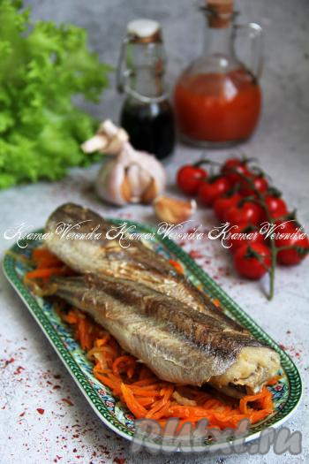 Подать вкусного, нежнейшего хека с овощами к столу. Такую рыбку можно кушать и в тёплом, и в остывшем виде.