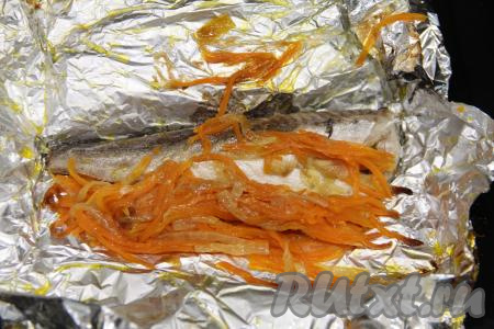 Хека с овощами запекать в разогретой духовке минут 30 при температуре 200 градусов. Затем аккуратно развернуть фольгу, переложить рыбу с овощами на тарелку.