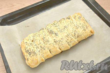 Пирог с ветчиной и сыром выпекаем в разогретой духовке при температуре 180 градусов минут 30 (до румяности слоёного теста).