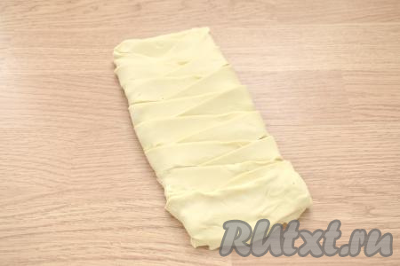 Полосками теста закрываем начинку, подгибая поочерёдно правую и левую стороны заготовки.