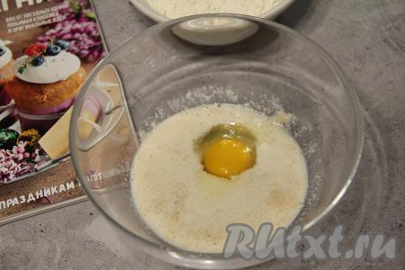 По прошествии времени в глубокой миске соединить запенившуюся опару и сырое яйцо.